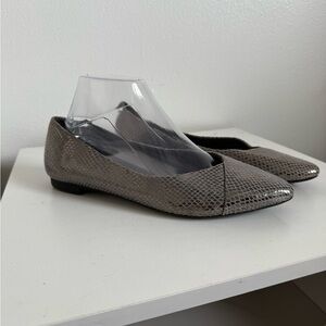 🍄 Vionic Gray Flats with snake print  Design